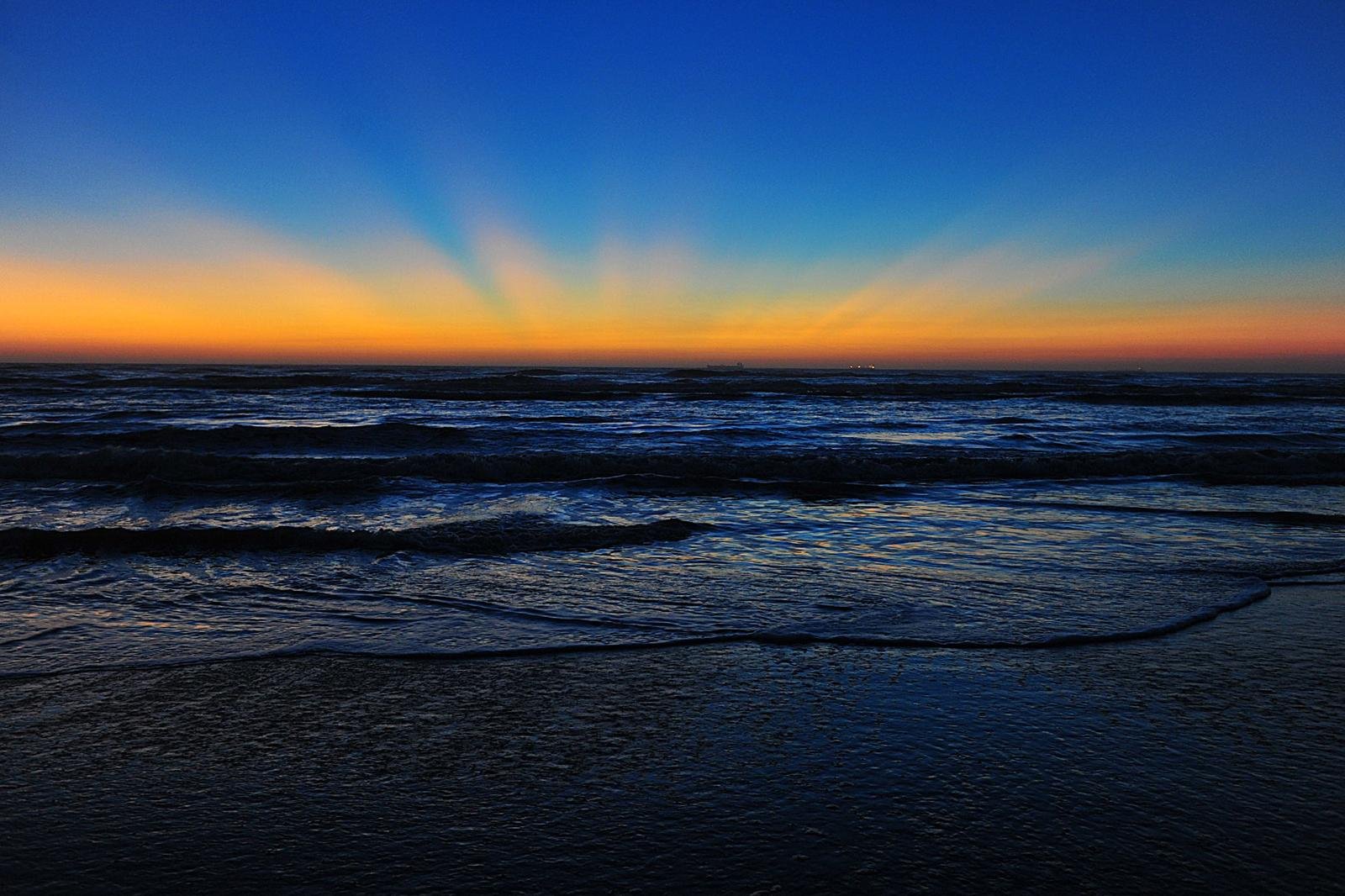 Nascer do sol atrai fi&eacute;is espectadores em Imb&eacute;