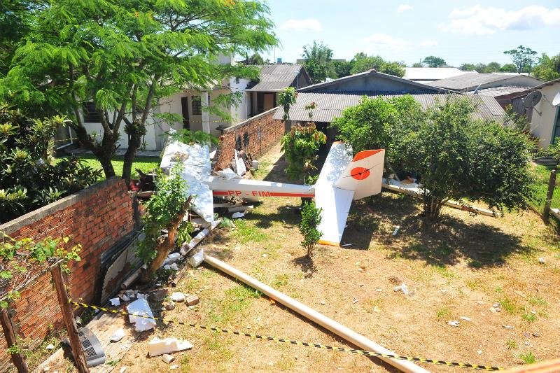Planador cai no p&aacute;tio de casa em Os&oacute;rio 
