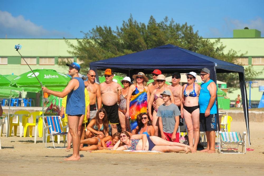 Nas areias, a fam&iacute;lia chamavam a aten&ccedil;&atilde;o de quem passava no momento de fazer uma &acute;selfie&acute;