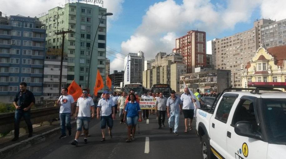 Ap&oacute;s caminhada, rodovi&aacute;rios encerram opera&ccedil;&atilde;o tartaruga em Porto Alegre 