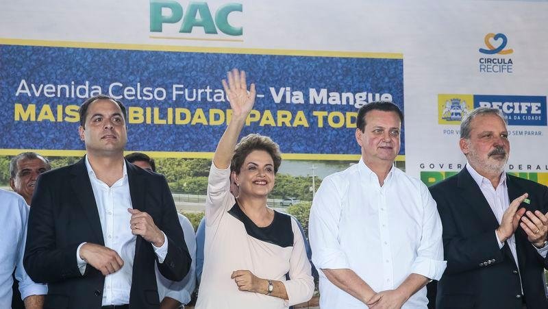 Dilma defende pol&iacute;tica de subs&iacute;dios ao inaugurar obra vi&aacute;ria em Recife