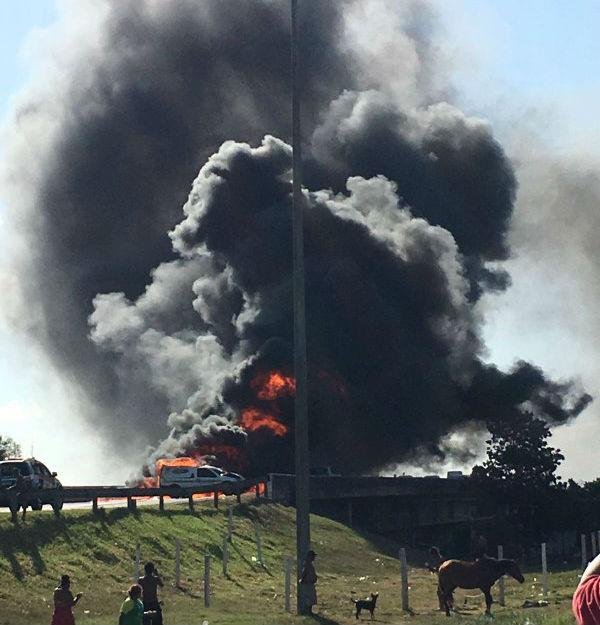 Camionete pegou fogo ap&oacute;s colis&atilde;o na BR 290