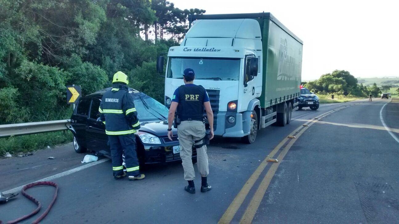 Dois morrem em colis&atilde;o entre carro e caminh&atilde;o na BR 285