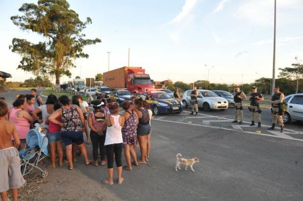 Moradores da regi&atilde;o fizeram protestos na BR 290