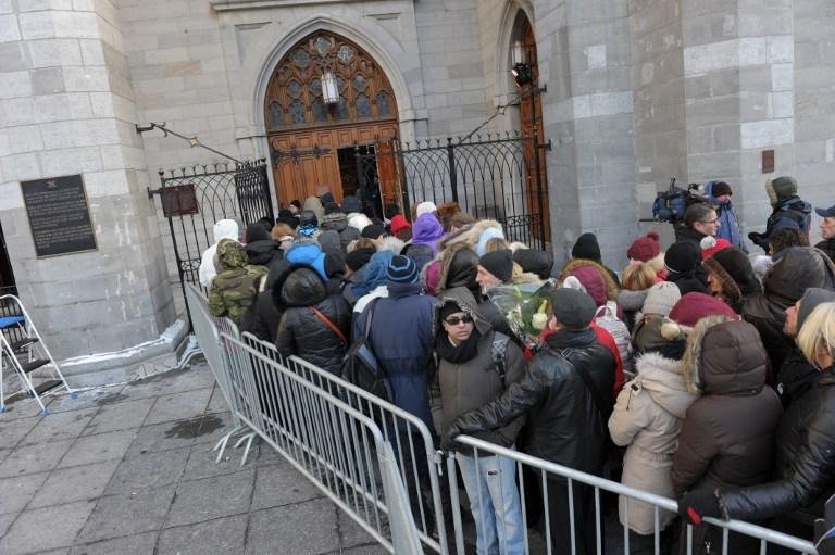 F&atilde;s de Ren&eacute;, que tamb&eacute;m foi cantor, chegaram cedo &agrave; Bas&iacute;lica de Montreal