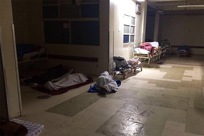 Sindicato M&eacute;dico encontrou 12 pacientes dormindo em cadeiras ou colch&otilde;es no ch&atilde;o