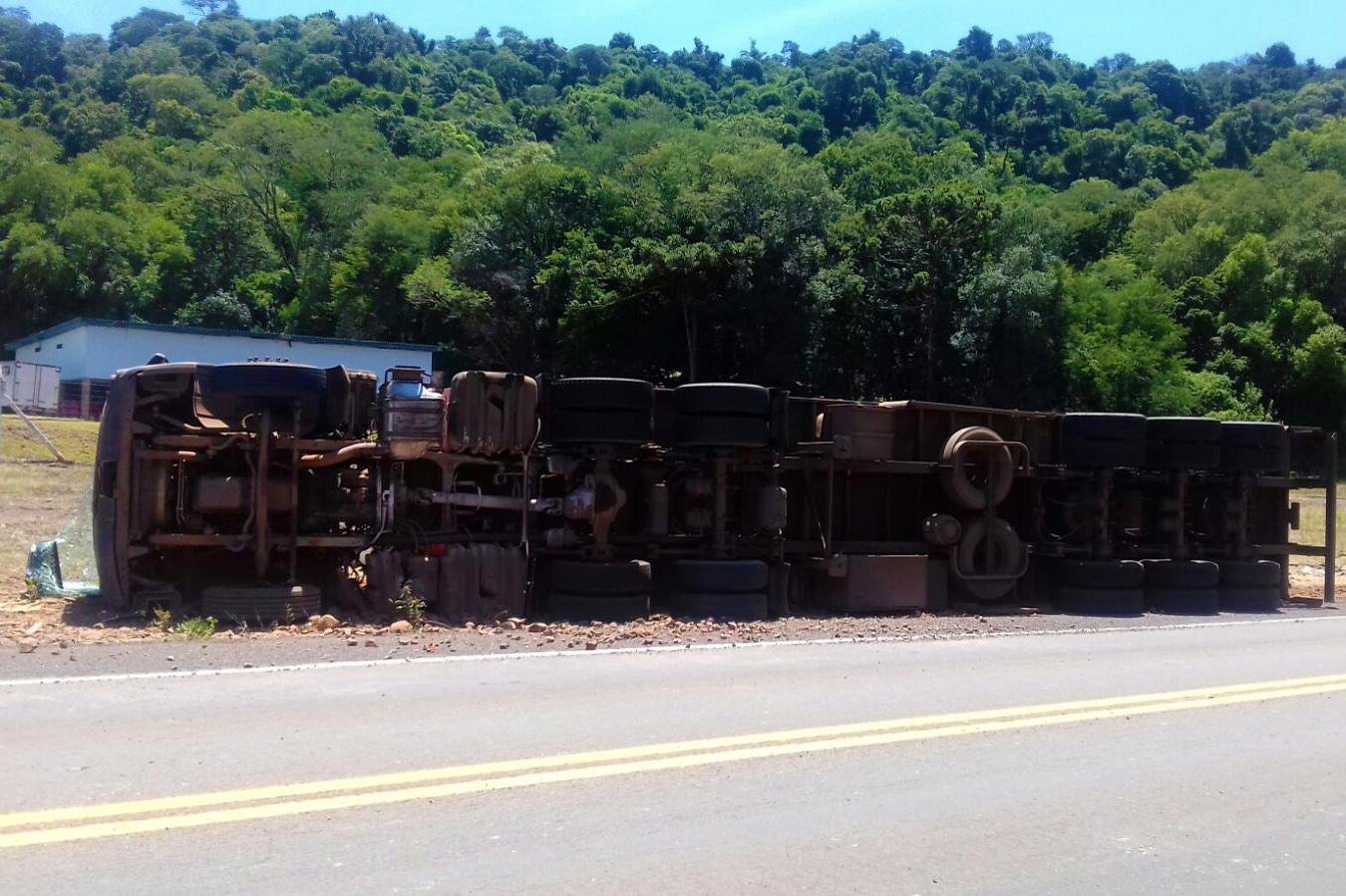 Carga de 32 toneladas ficou esparramada sobre a pista no km 149 da BR 386