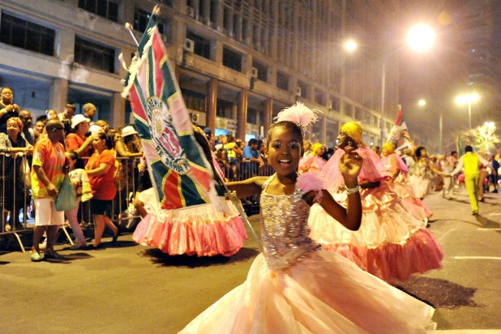 Sandrinha, de 9 anos, primeira porta-estandarte mirim da escola Praiana