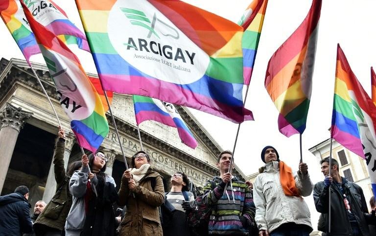 Centenas sa&iacute;ram &agrave;s ruas pelo pa&iacute;s para exigir a aprova&ccedil;&atilde;o de um projeto de lei que reconhece os casais homossexuai