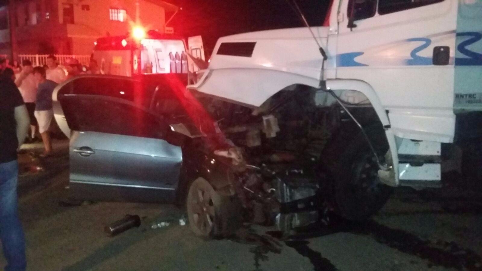 Tr&ecirc;s pessoas morrem em colis&atilde;o entre carro e caminh&atilde;o no Vale do Ca&iacute; 