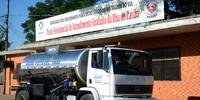 Moradores recebem abastecimento através de caminhões-pipa