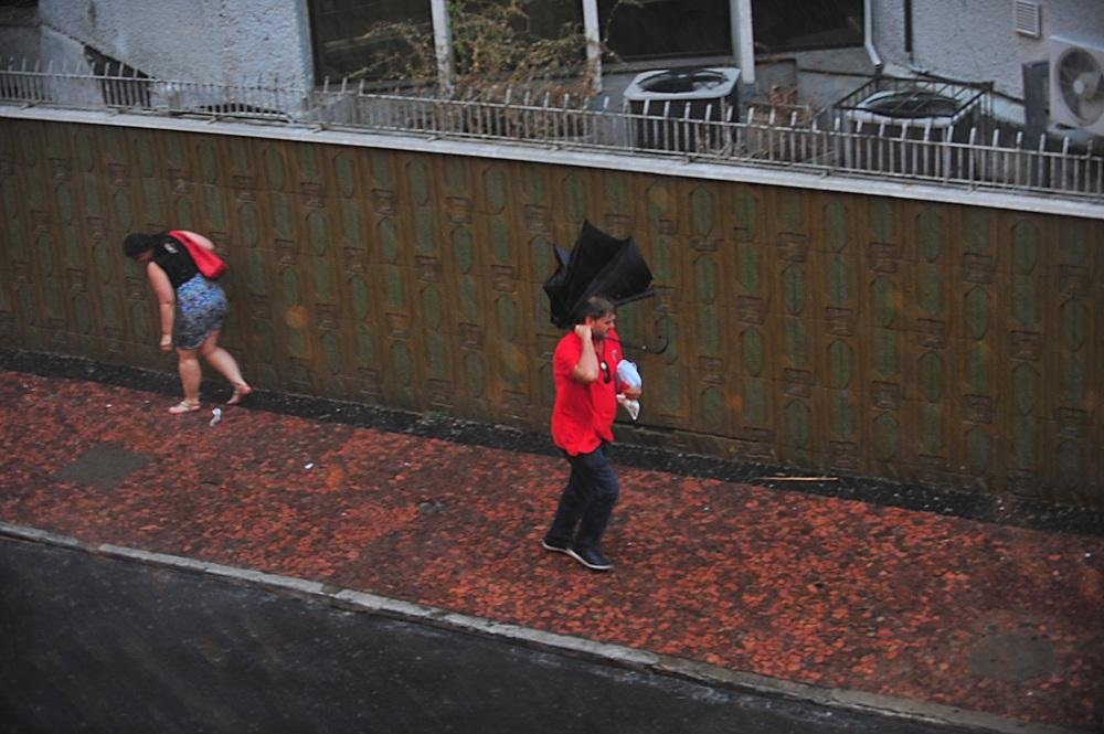 Tempo virou no Centro de Porto Alegre no final da tarde