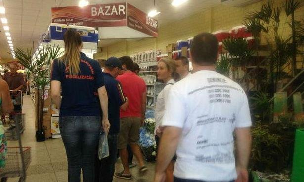 Em um dos supermercados, o banheiro ficava ao lado da cozinha, o que &eacute; proibido