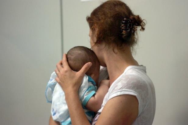 Presa suspeita de tentar levar beb&ecirc; dos bra&ccedil;os da m&atilde;e em Porto Alegre