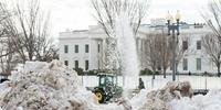 Ruas ao redor da Casa Branca foram tomadas por equipamentos para sugar a neve 