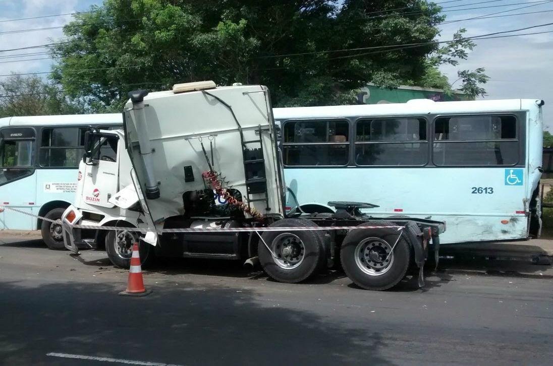 Motorista de carreta tem mal s&uacute;bito e colide em &ocirc;nibus