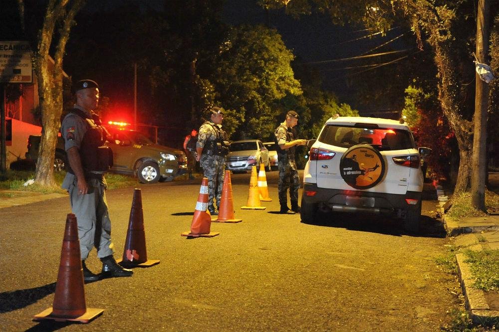 Mais de 260 policiais, 80 viaturas e tr&ecirc;s helic&oacute;pteros foram mobilizados nesta quinta-feira