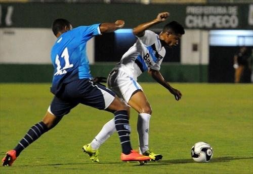Gr&ecirc;mio pensa em contratar at&eacute; tr&ecirc;s jogadores para Libertadores