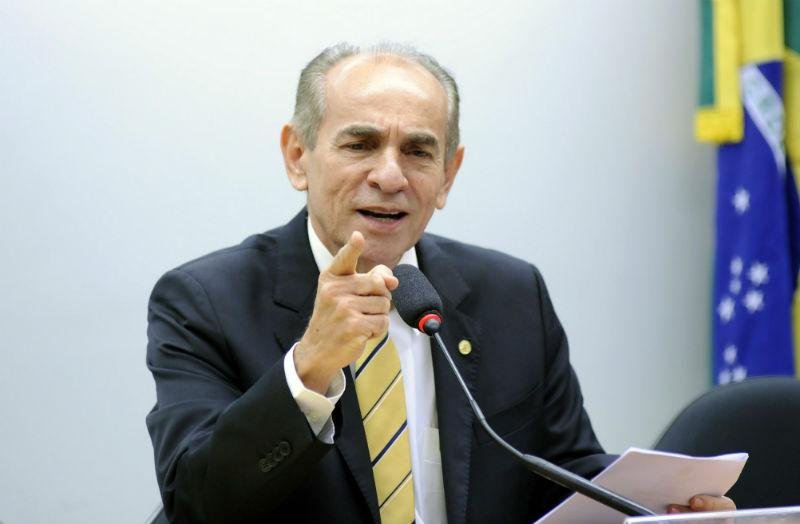 Brasil est&aacute; diante de epidemia que chama a aten&ccedil;&atilde;o do mundo, diz ministro