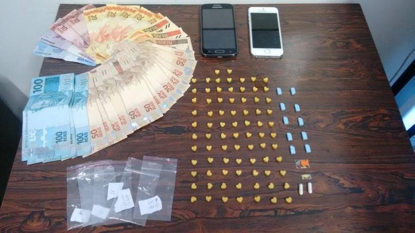 Foram apreendidos 83 comprimidos da droga sint&eacute;tica, duas c&aacute;psulas de MD e oito pontos de LSD, al&eacute;m de uma quantia em dinheiro.