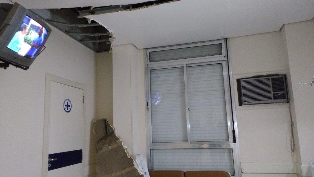 Gesso do teto de cinco quartos desabou, obrigando transfer&ecirc;ncia de pacientes