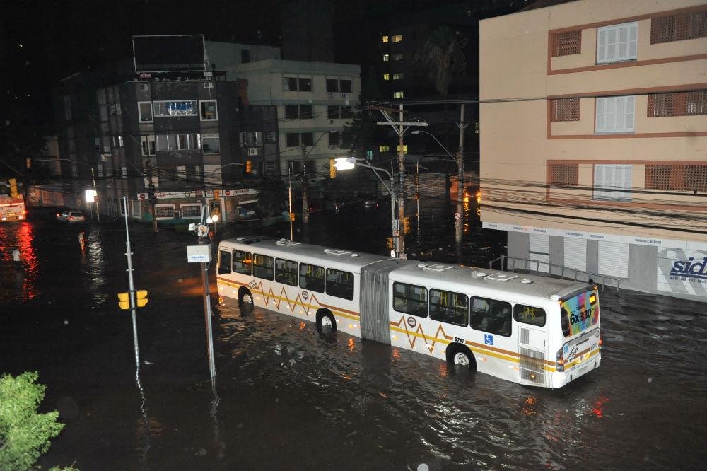 Por volta das 22h desta sexta-feira, um forte temporal causou estragos, principalmente em Porto Alegre e na regi&atilde;o Metropolitana