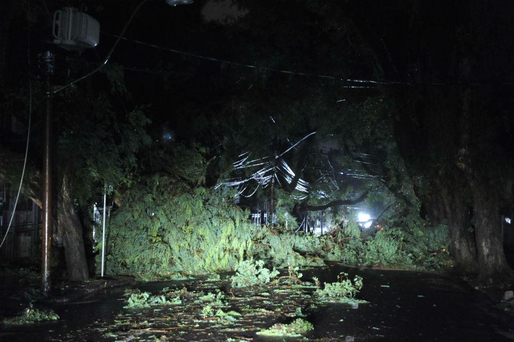 Temporal causou diversos estragos na cidade na noite desta sexta-feira