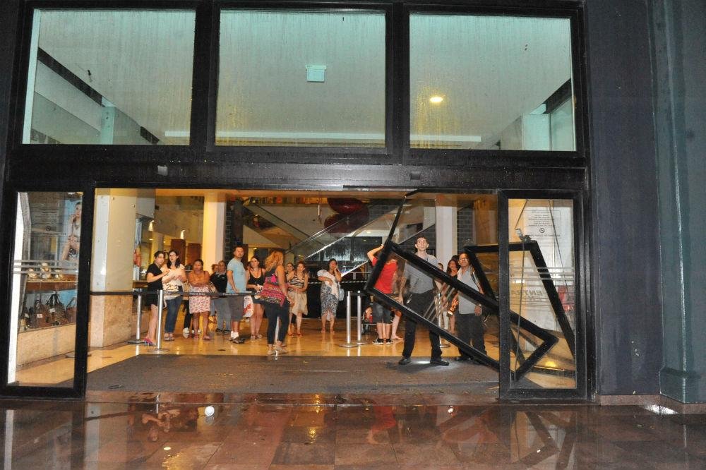 Porta foi completamente arrancada pelo vento