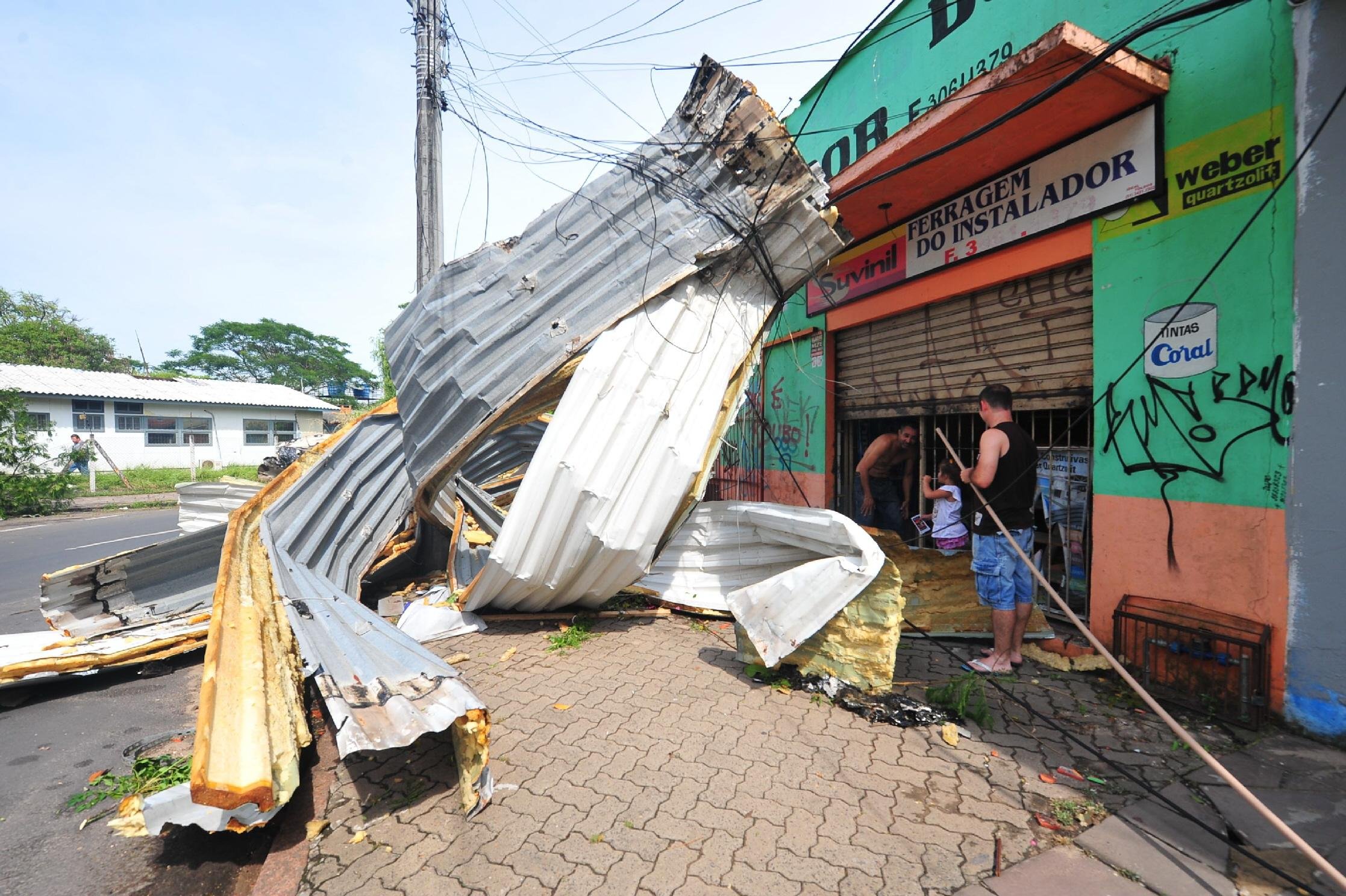 V&aacute;rios fios ca&iacute;ram em Porto Alegre