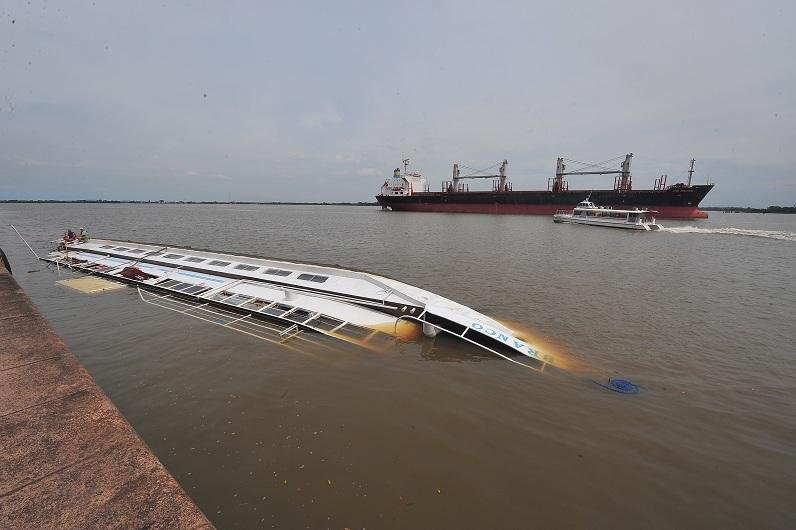Ainda n&atilde;o se sabe quando barco ser&aacute; desvirado