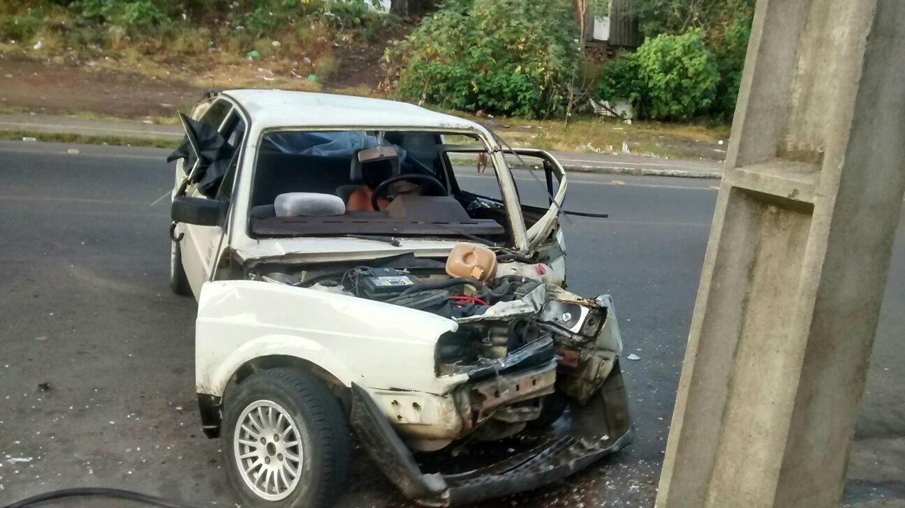 Homem colide carro contra poste e dorme ao volante em Livramento 