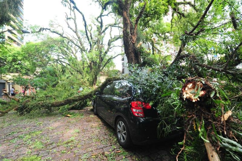 Porto Alegre foi atingida por fen&ocirc;meno similar a furac&atilde;o