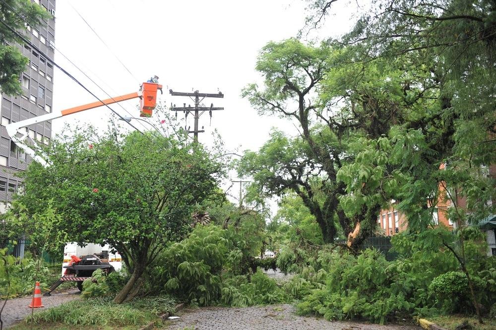Cerca de 53 mil pontos seguem sem luz ap&oacute;s temporal no RS