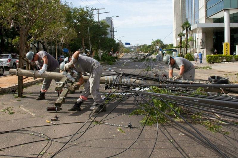 Quase 40 mil pontos seguem sem luz em Porto Alegre