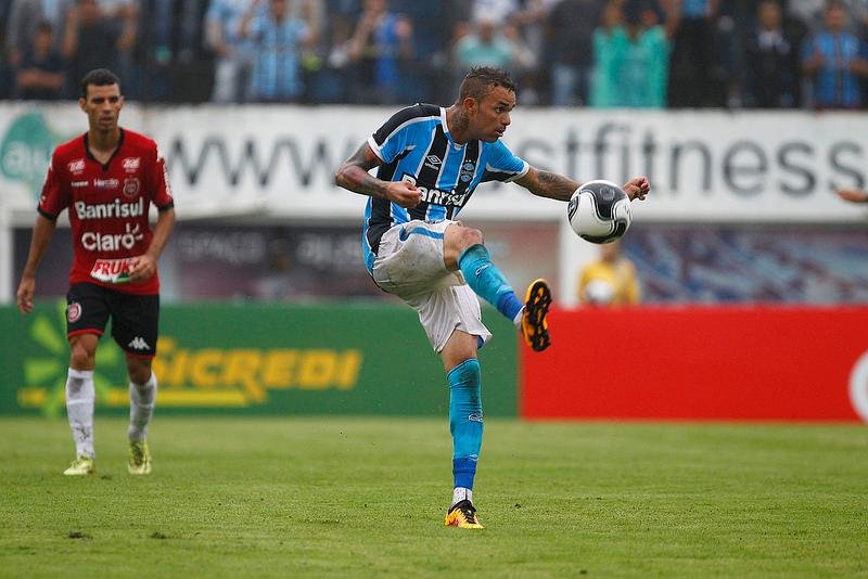 Vice de futebol projeta chegada de refor&ccedil;os para breve no Gr&ecirc;mio