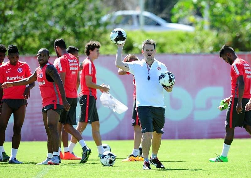 Inter faz treino em campo reduzido para jogo contra S&atilde;o Jos&eacute; 