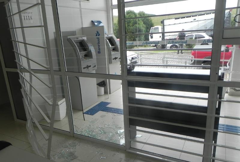 Quadrilha ataca banco e leva ref&eacute;m em S&atilde;o Jos&eacute; dos Ausentes