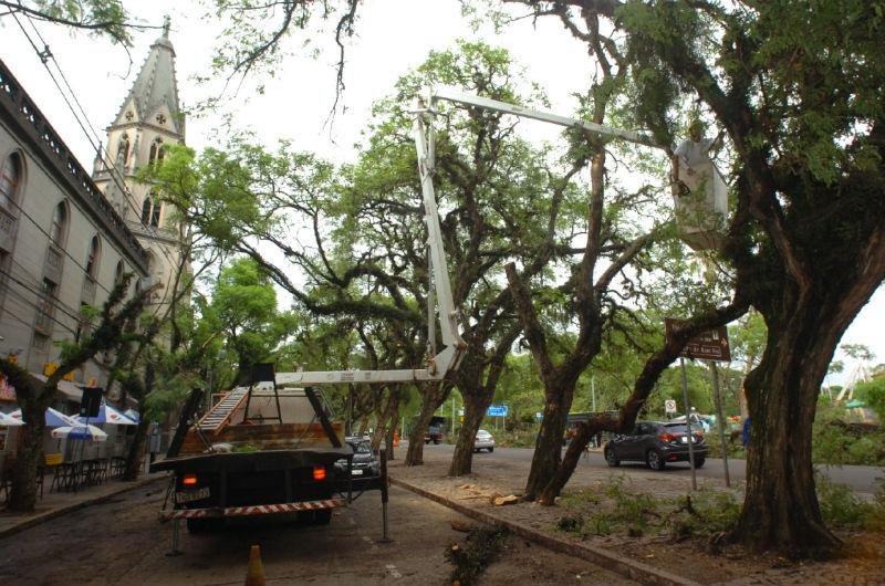 Equipes da EPTC trabalham para liberar vias