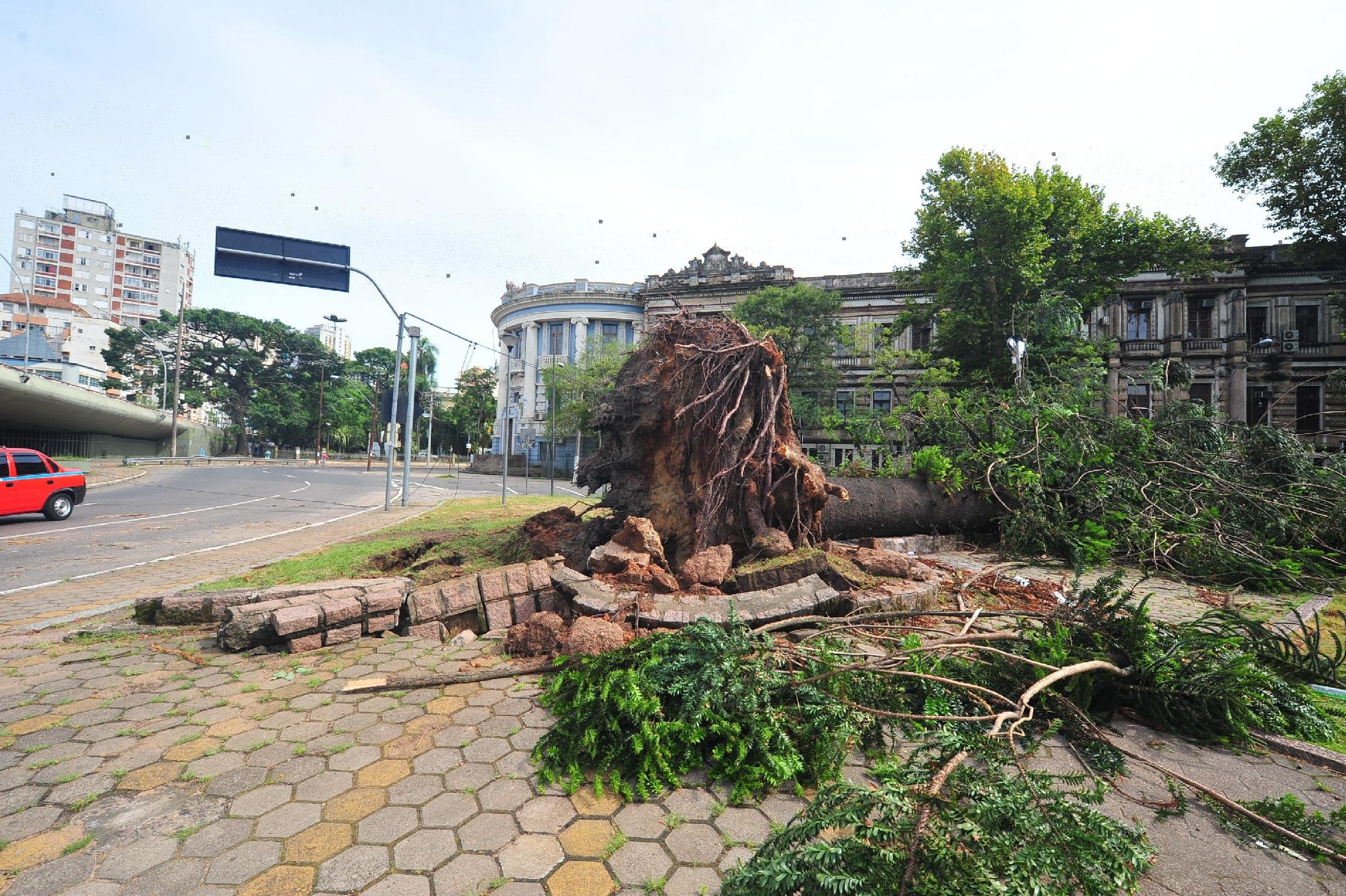 Porto Alegre ter&aacute; mais um dia de clima calmo para reconstru&ccedil;&atilde;o