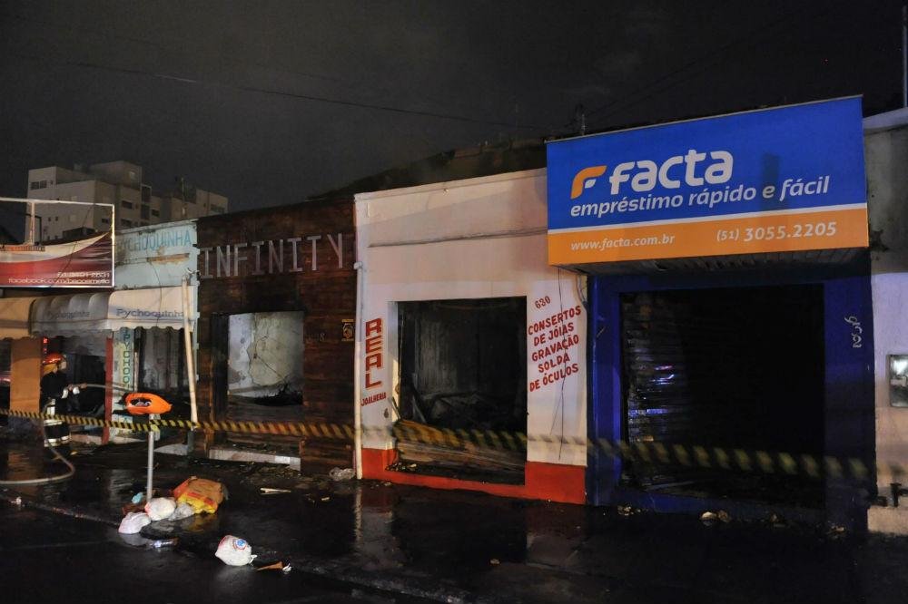 Nove lojas foram atingidas pelas chamas, mas ningu&eacute;m ficou ferido