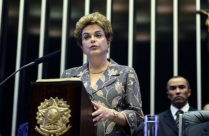 Entre vaias e aplausos, Dilma discursou na C&acirc;mara