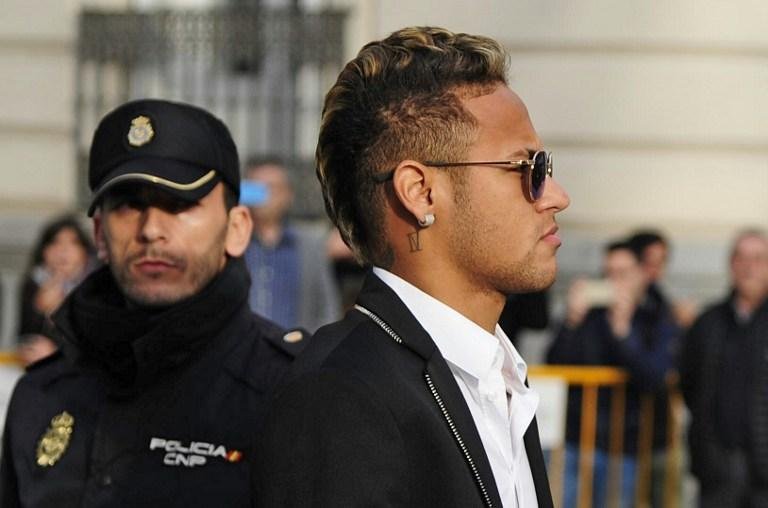 Atacante brasileiro Neymar prestou depoimento de mais de uma hora