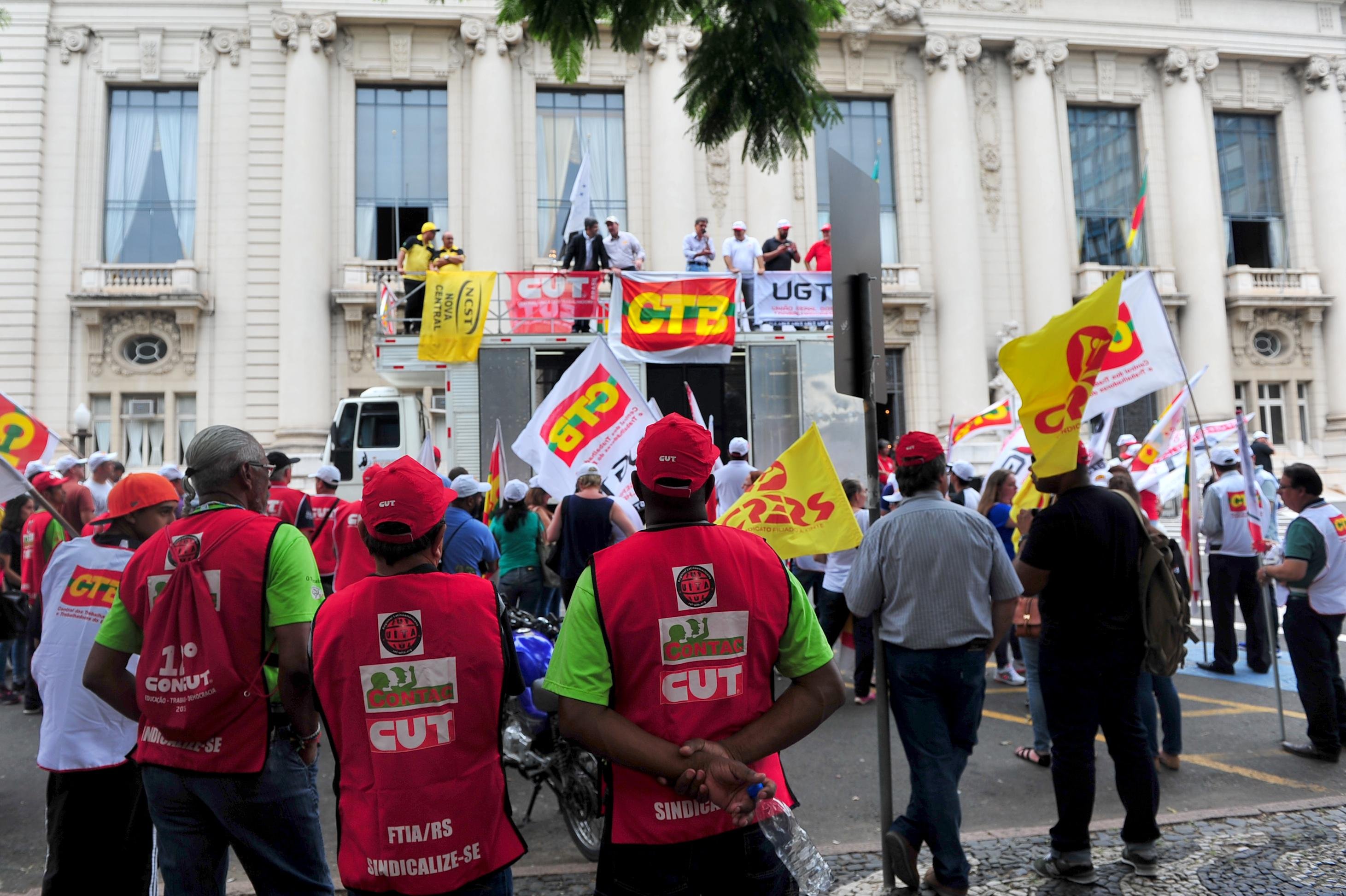 Protesto reuniu 300 manifestantes na Pra&ccedil;a da Matriz em Porto Alegre
