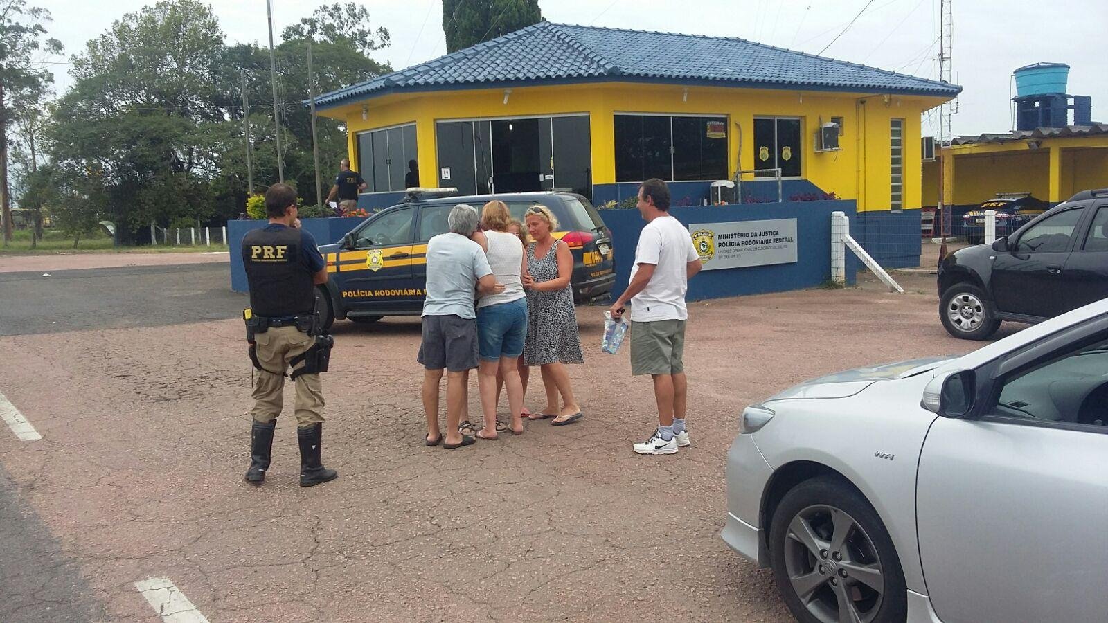 Casal de argentinos esquece filha em posto na BR 290