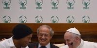 Papa encontra Ronaldinho e anuncia novo jogo pela paz em Roma