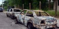 Dois carros foram queimados na frente de uma mecânica em Osório