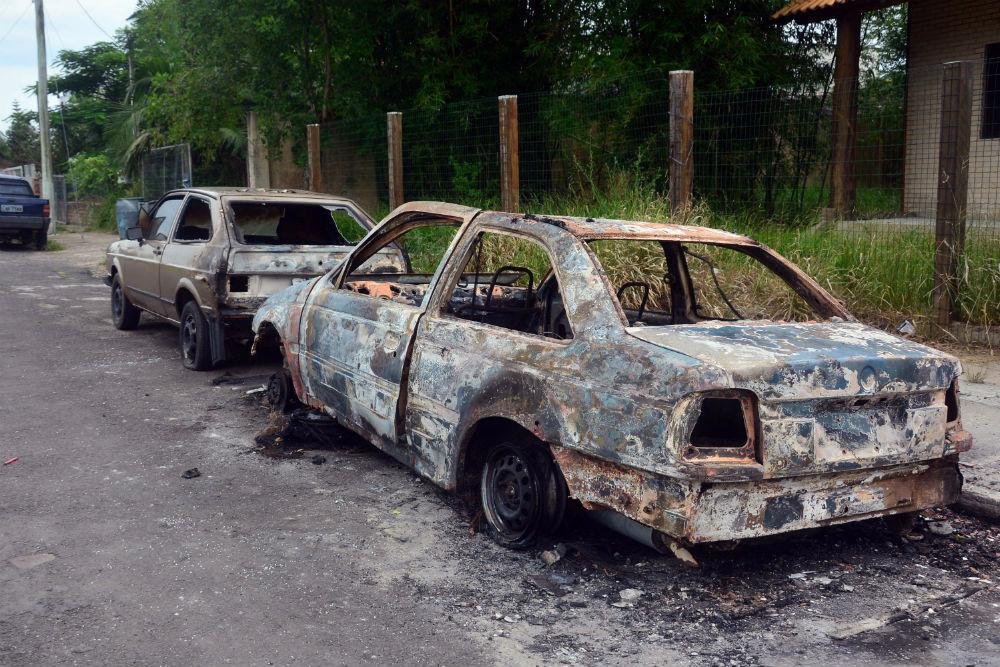 Dois carros foram queimados na frente de uma mec&acirc;nica em Os&oacute;rio