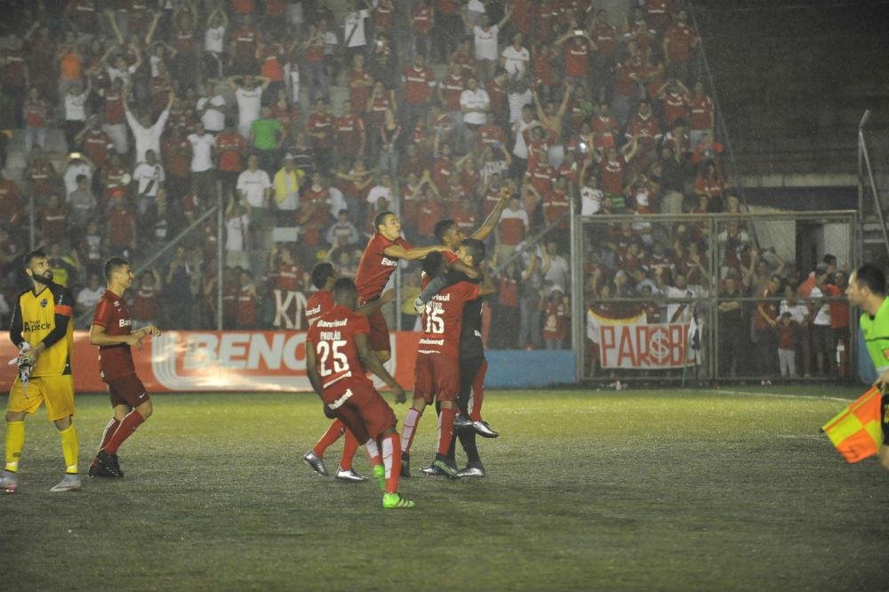 Alisson errou penalidade, mas defendeu duas para garantir o 3 a 2
