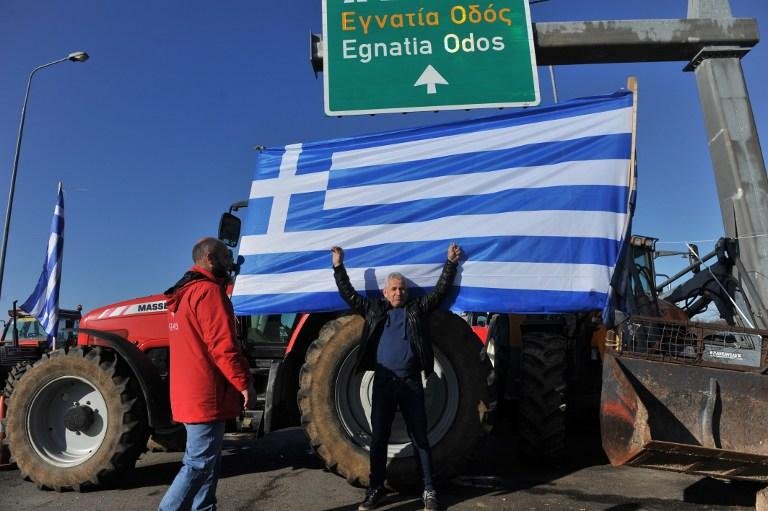 Agricultores bloquearam v&aacute;rias estradas com suas caravanas de tratores