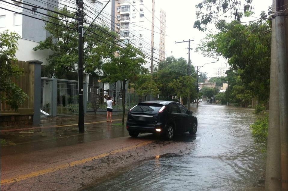 Forte temporal voltou a atingir a capital na manh&atilde; desta quinta-feira